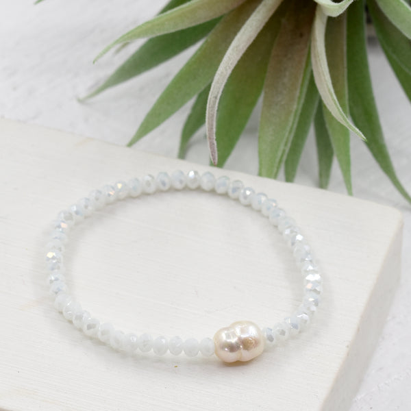 Beaded bracelet with real pearl feature