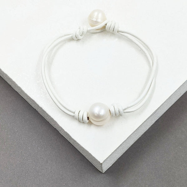 Leather bracelet with real pearls