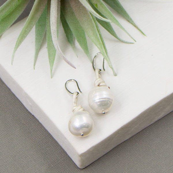 Leather earrings with real pearls