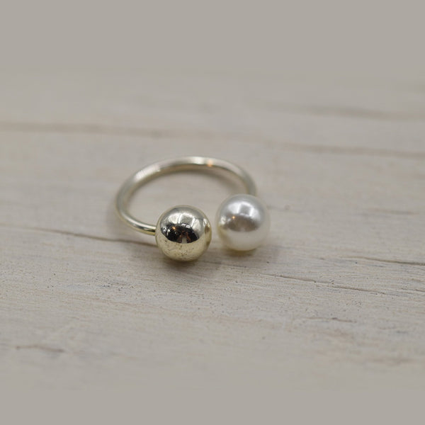 Double ball silver and pearl ring