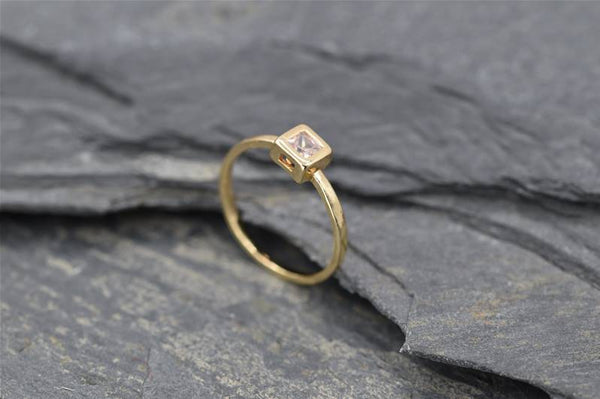Delicate ring with square feature