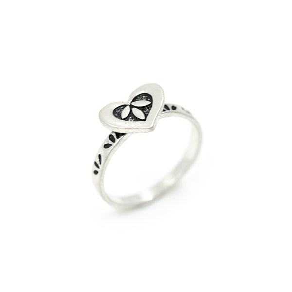 Little heart ring with band pattern