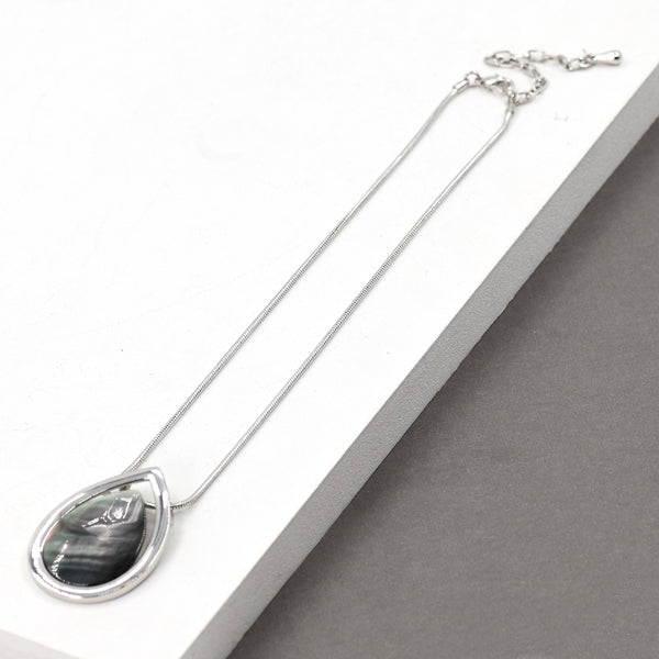 Short snake chain necklace with black shell center