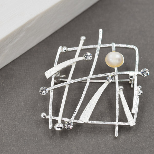 Square shaped brooch with pearls and crystals