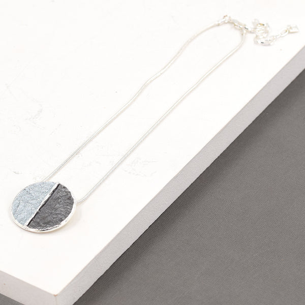 Circle pendant short necklace