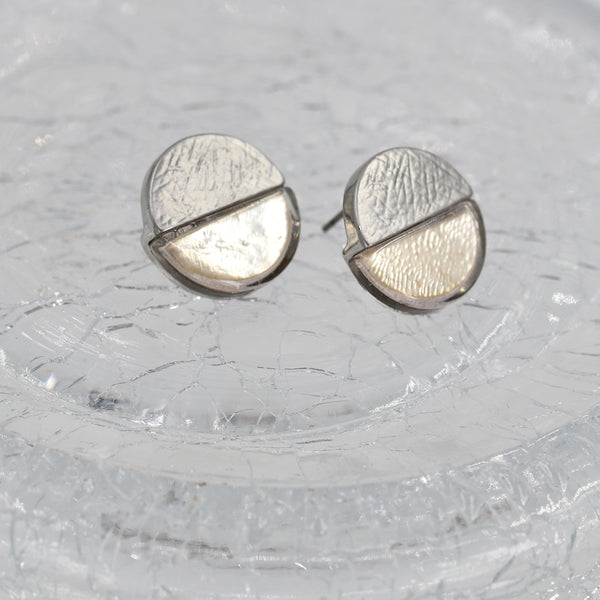 Circle with white shell resin stud earrings