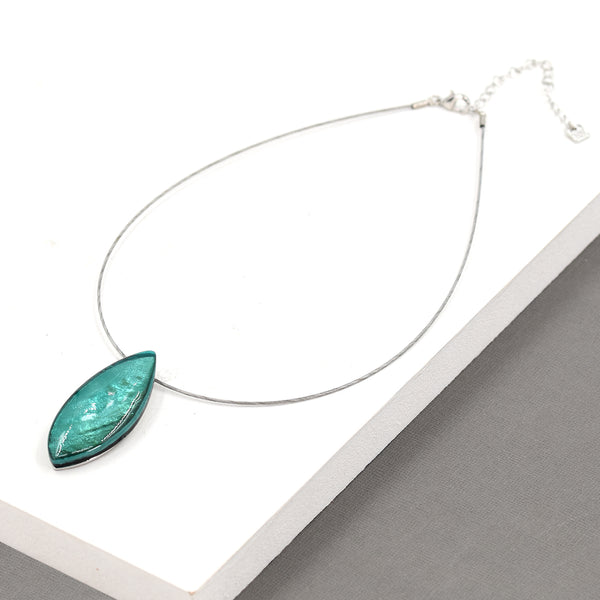 Short wire necklace with green resin pendant