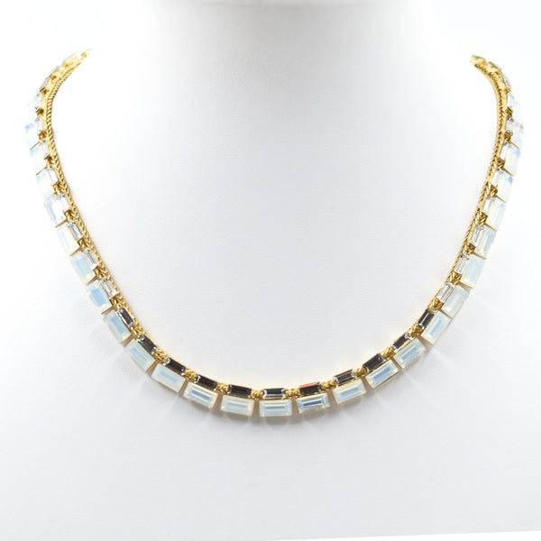 Elegant short necklace with baguette stones