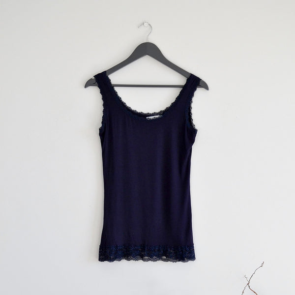 Medium stretchy vest top with lace trim