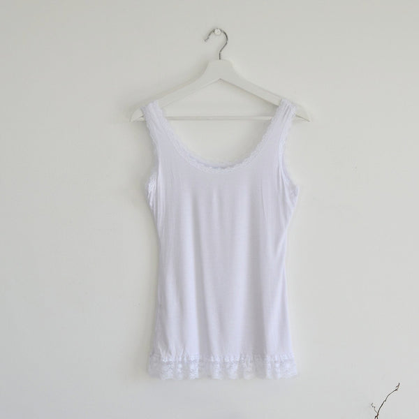 Medium stretchy vest top with lace trim
