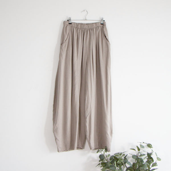 Relaxed trousers with elastic waistband