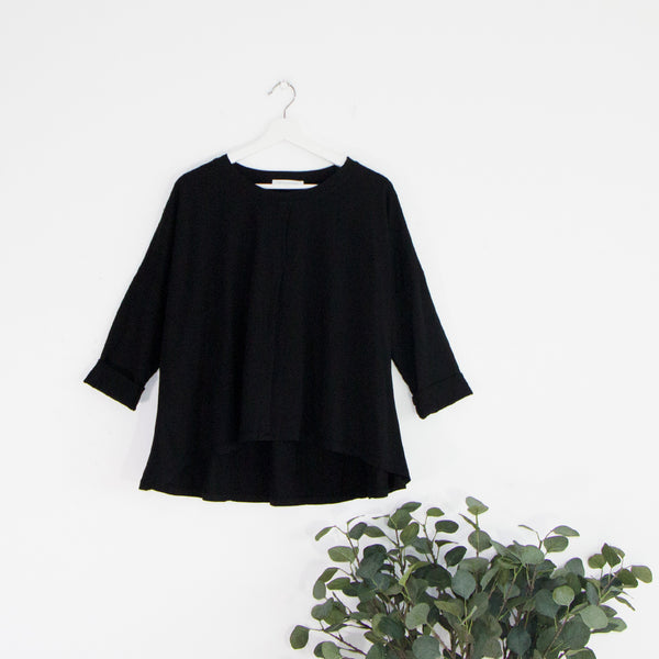 3/4 sleeve free sized top with pleat detail down the middle