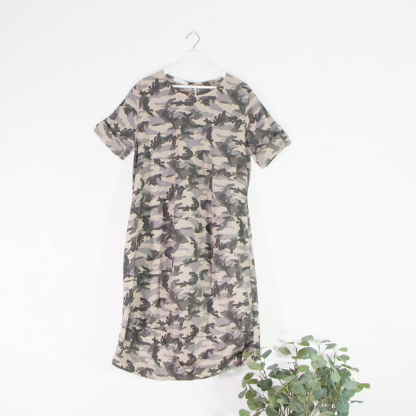 camouflage short sleeve dress with panel stitching and pockets