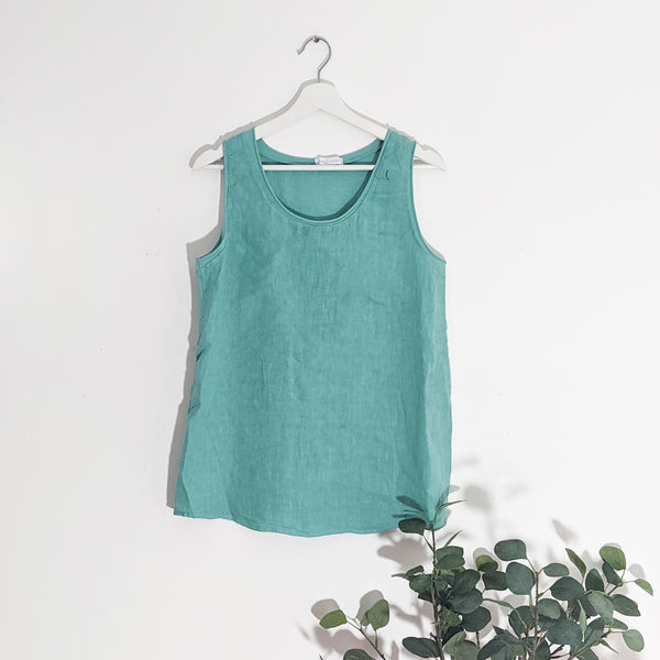 Classic plain sleeveless linen top (S-M)
