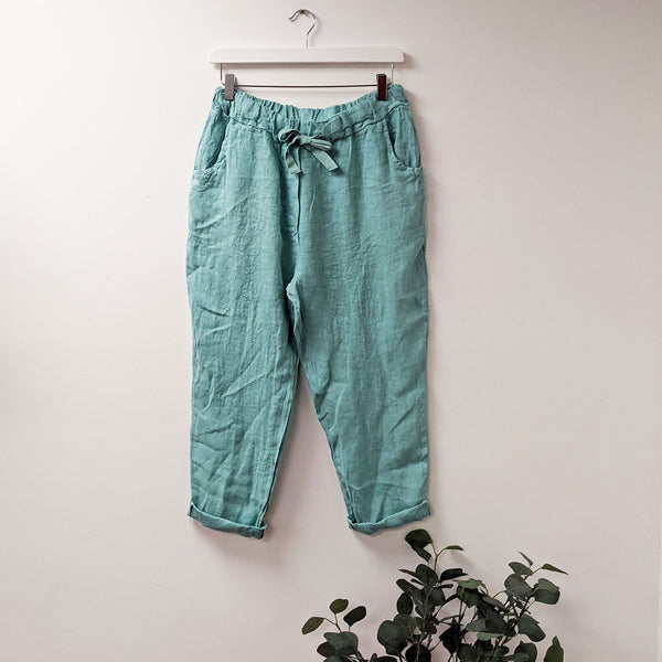 Classic linen trousers with front and back pockets