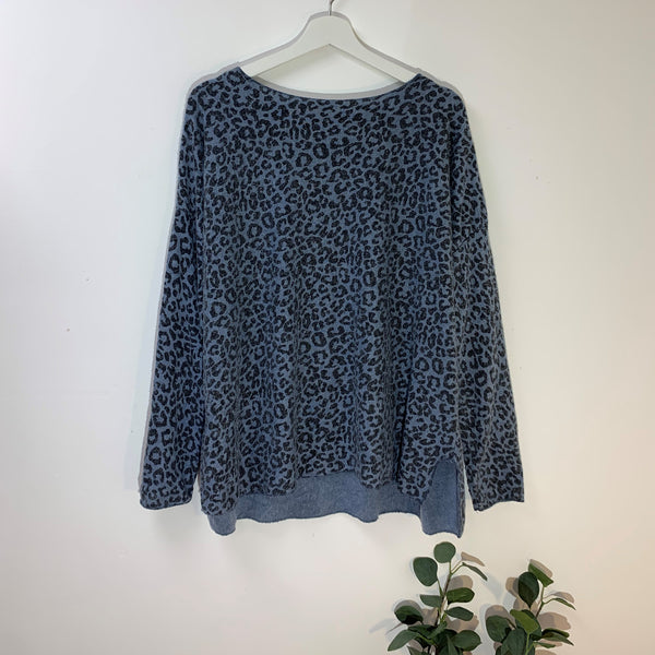 Fine knit casual leopard print top