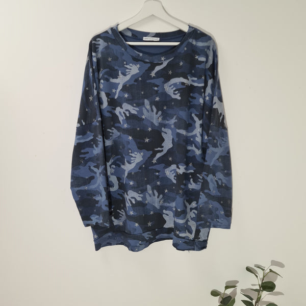 Jersey camo top with subtle metallic star print
