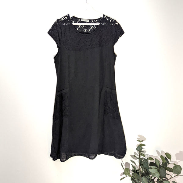 Cotton Summer dress with upper lace section, pockets and stretchy side panels (S-M)