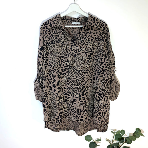 Slight hi-lo viscose leopard print shirt (M)