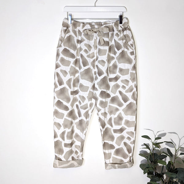 Classic linen trousers with giraffe print and pockets (M)