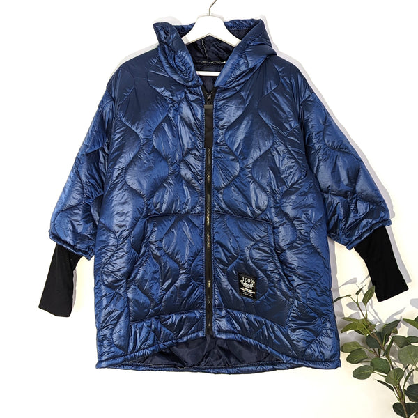 Slight hi-lo quilted hooded jacket with deep cuff and pockets