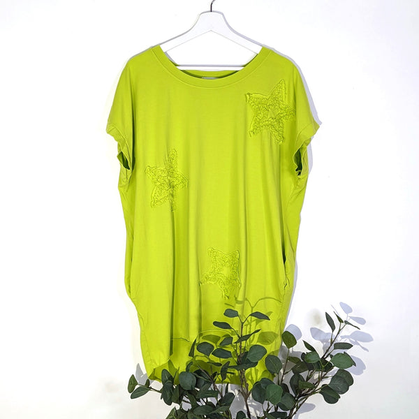 Slight hi-lo top with special frayed star fabric material on front and pockets (M-L)