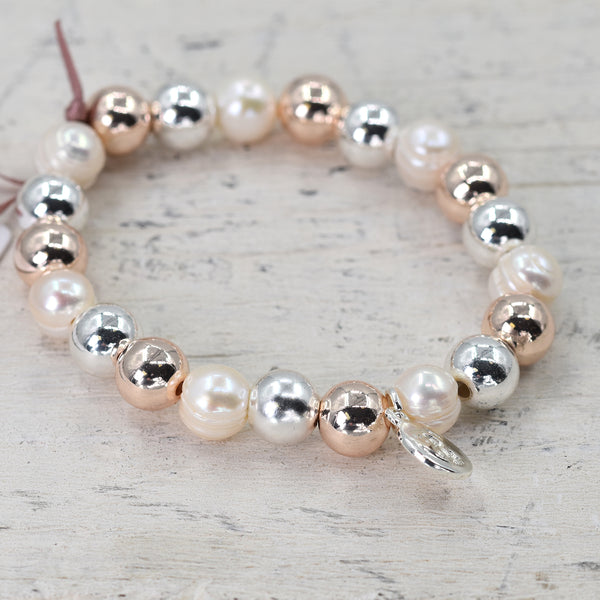 Stretchy bracelet with pearls and beads