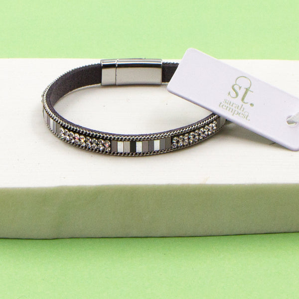 Medium width PU magnetic bracelet with line design