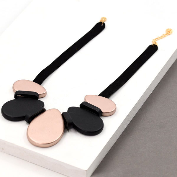 Short statement necklace with black and matte rose gold mixe