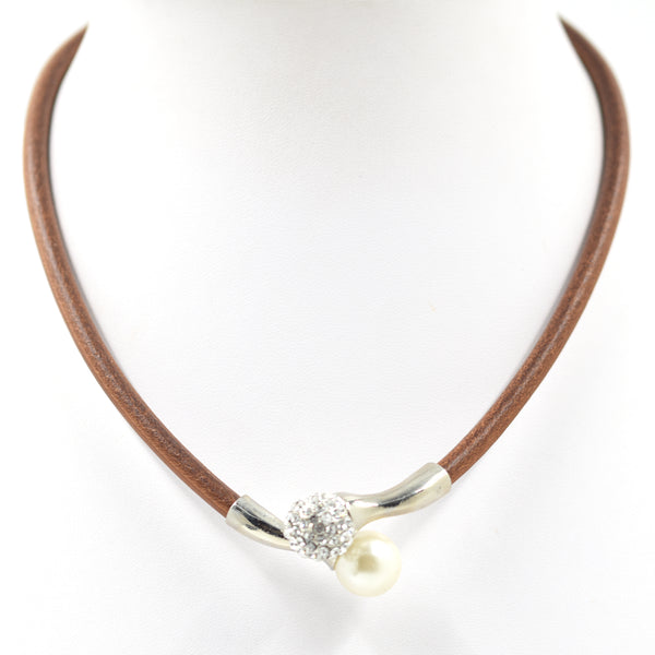 Short leather necklace with pearl & diamante magnetic clasp