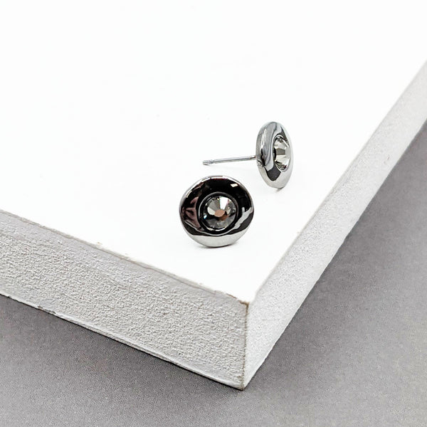 Single stud earring with central crystal
