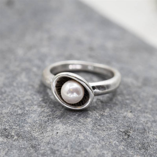 Pearl ring on organic setting