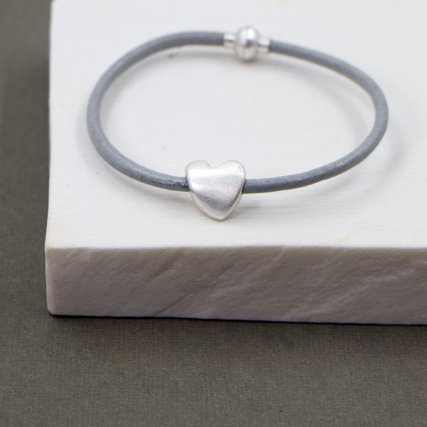 Single strand bracelet with heart charm