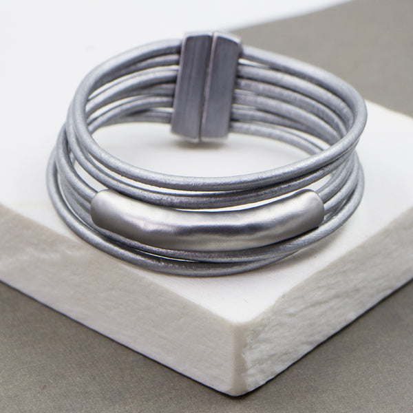 Single textured tube and leather bracelet