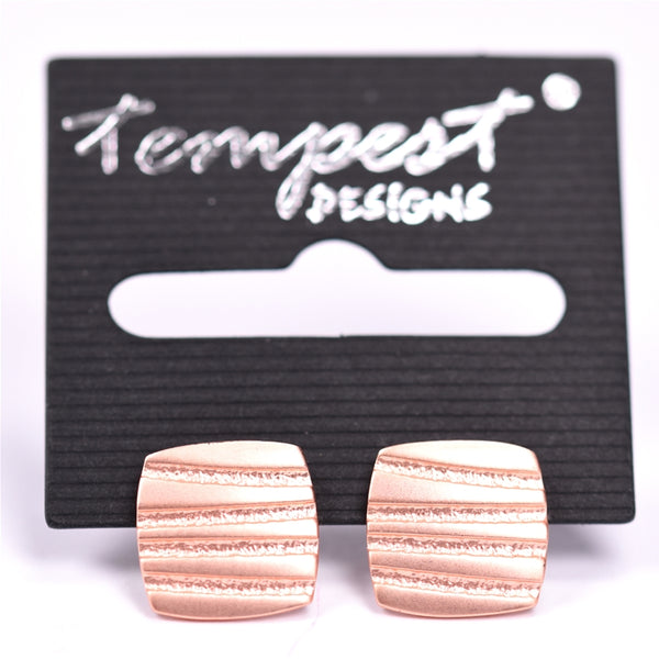 Rounded square earrings in rose gold with score pattern