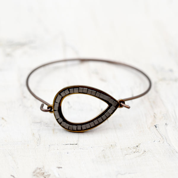 Cutout teardrop with little squares on delicate bangle