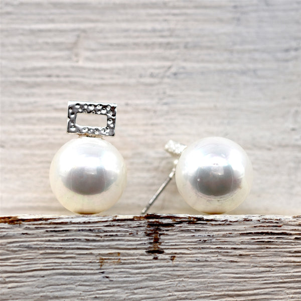 Pearl drop earring with mottled effect rectangle stud