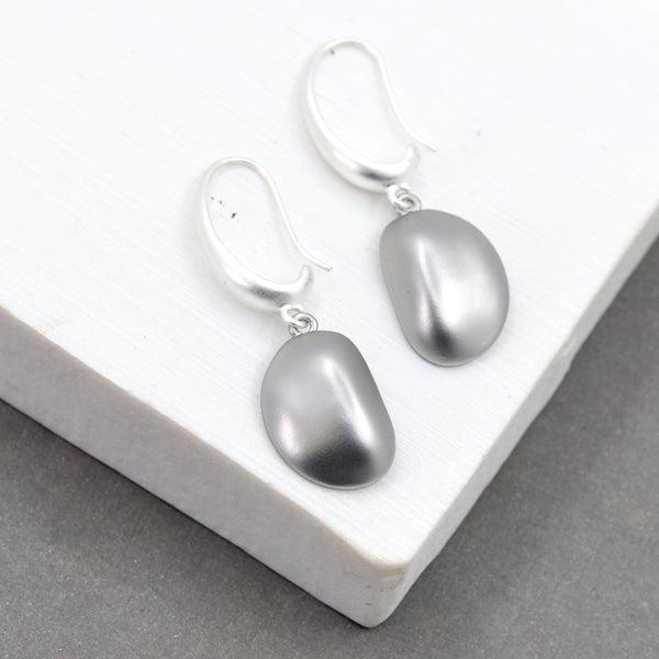 Pebble motif fish hook earrings