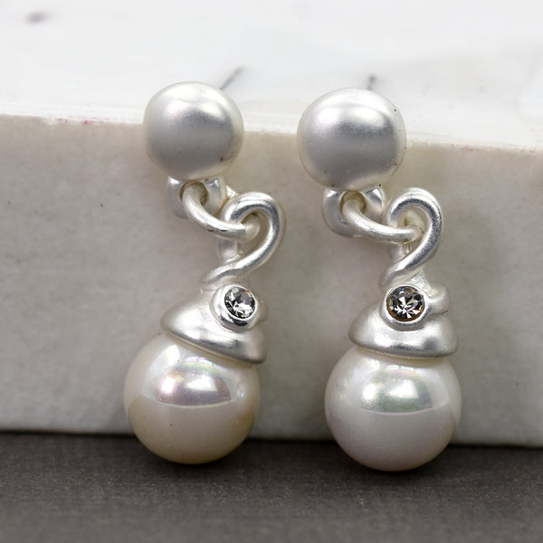 Drop earrings with pearl