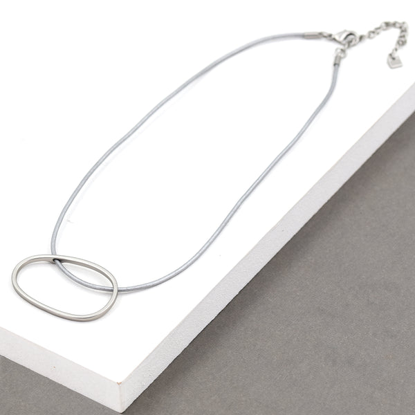 Single strand short necklace with organic shaped open circle pedant