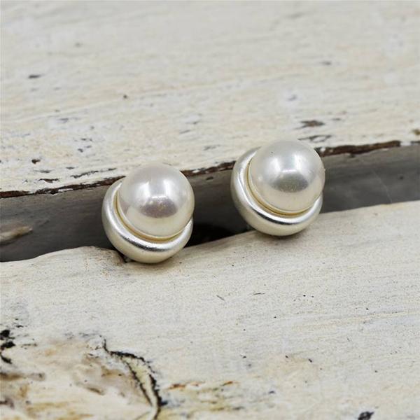 Delicate earring with real pearl