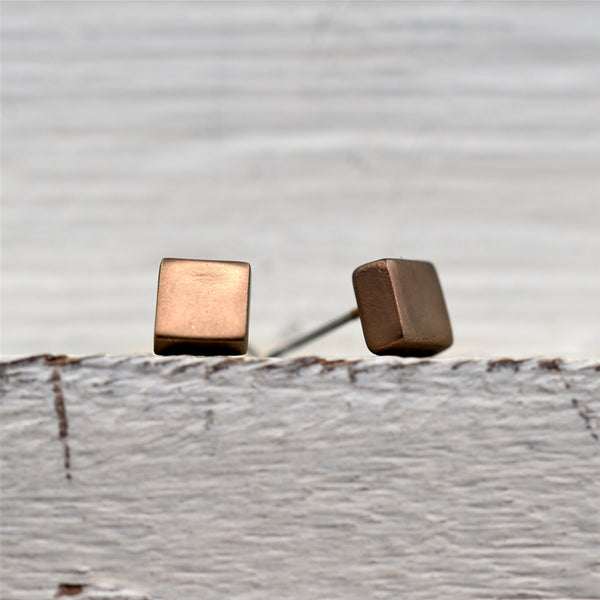 Little cube stud earrings