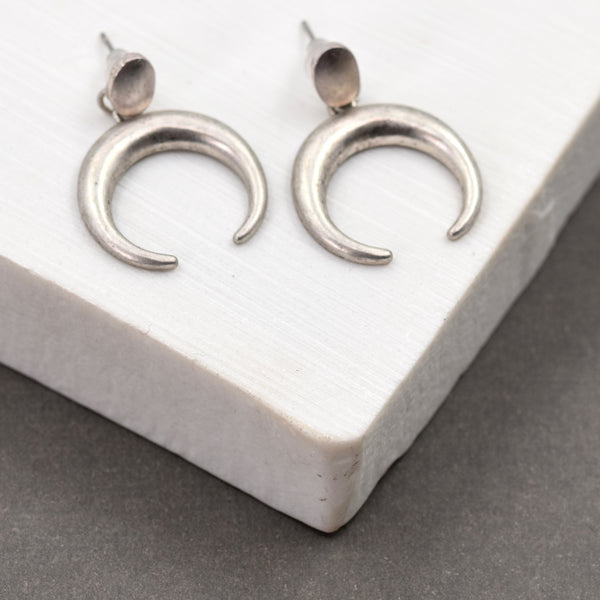 Stud earring with cresent moon shape drop conponent